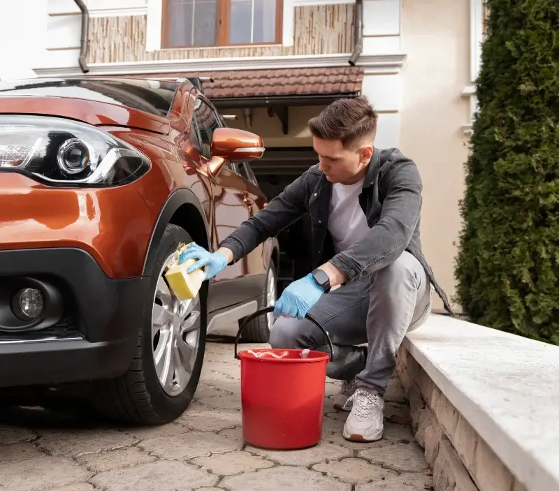 Lavage auto à domicile Locmaria-Plouzané : professionnel intervenant sur un véhicule